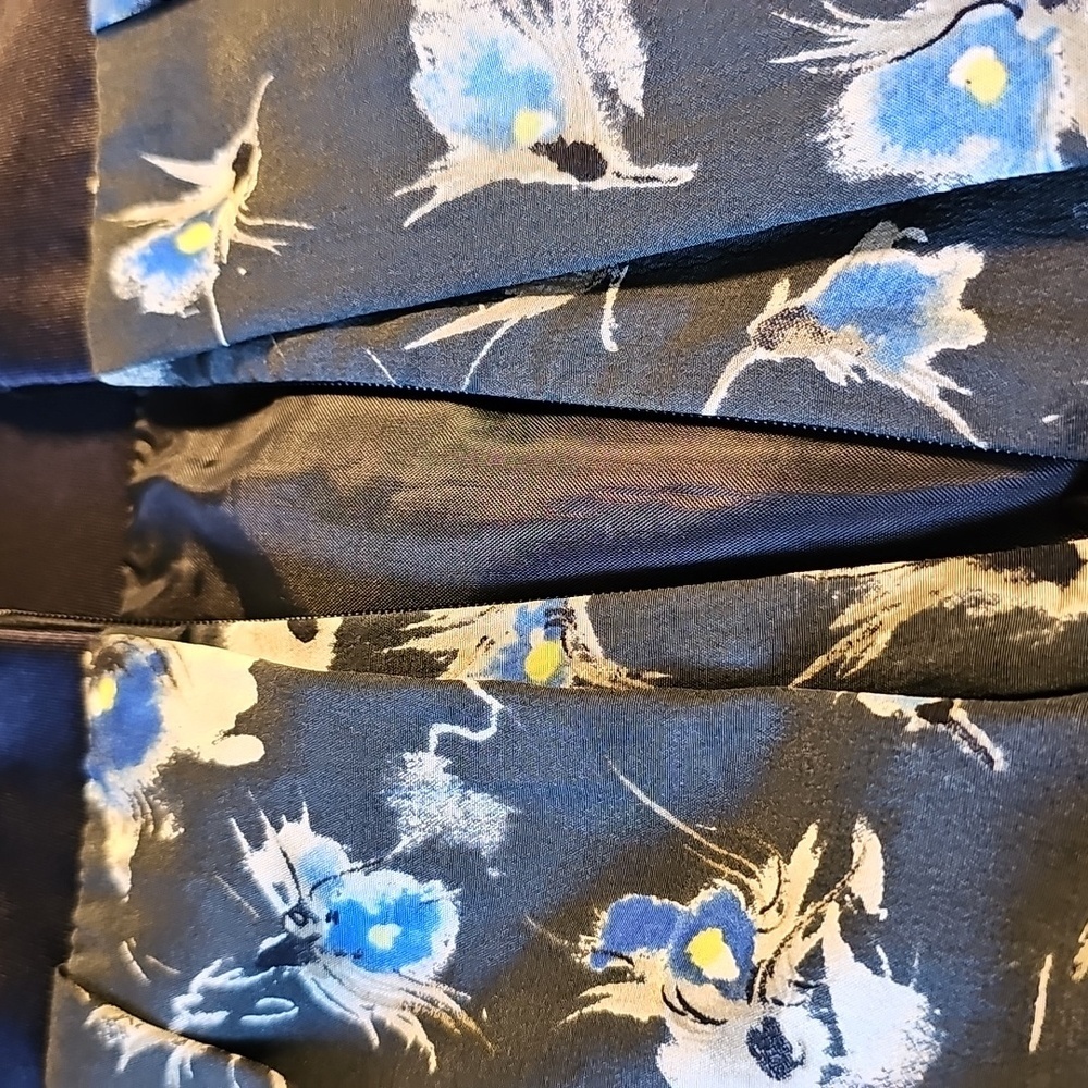 J.Crew 100% Silk Skirt. Floral with Blue/White Flowers. Size 4. Completly Lined. - Picture 5 of 8